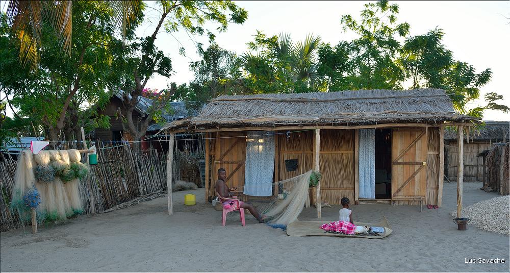 Mangrove et petit village de pêcheurs face à Morondava. (27)