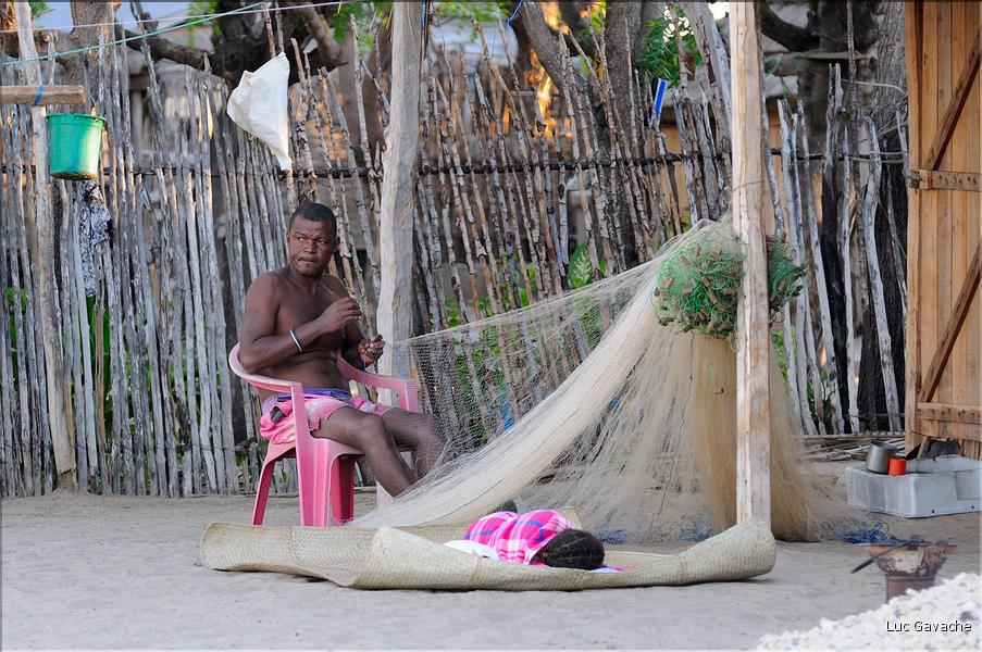 Mangrove et petit village de pêcheurs face à Morondava. (28)