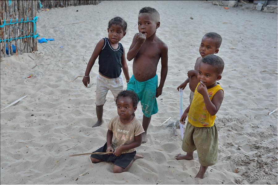 Mangrove et petit village de pêcheurs face à Morondava. (31)
