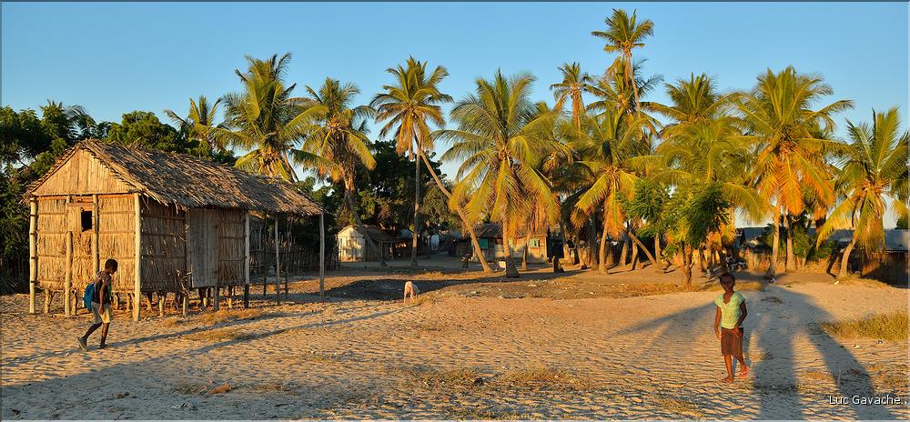 Mangrove et petit village de pêcheurs face à Morondava. (34)