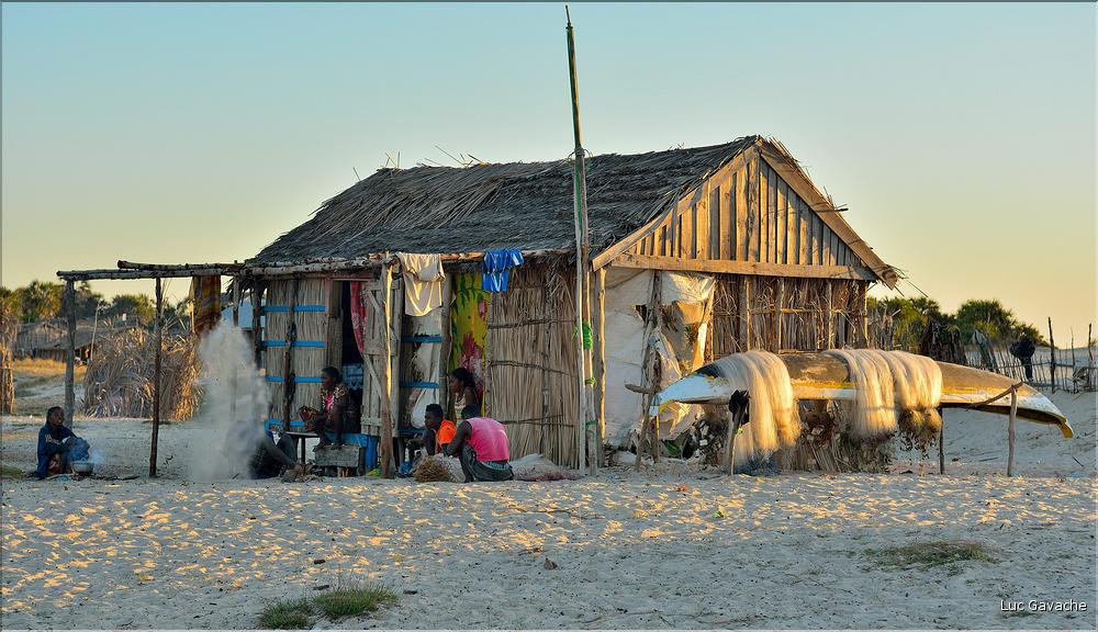 Mangrove et petit village de pêcheurs face à Morondava. (35)