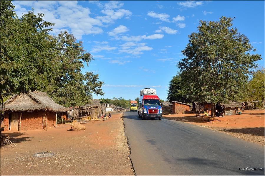 Le long de la route entre Tuléar et Ranohira. (2) Les ébénistes de la national 7
