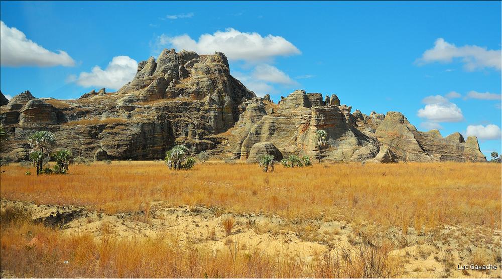 Le Parc National d'Isalo est composé de grès, résultant d'anciens fond marins, qui remontent au jurassique. (2)