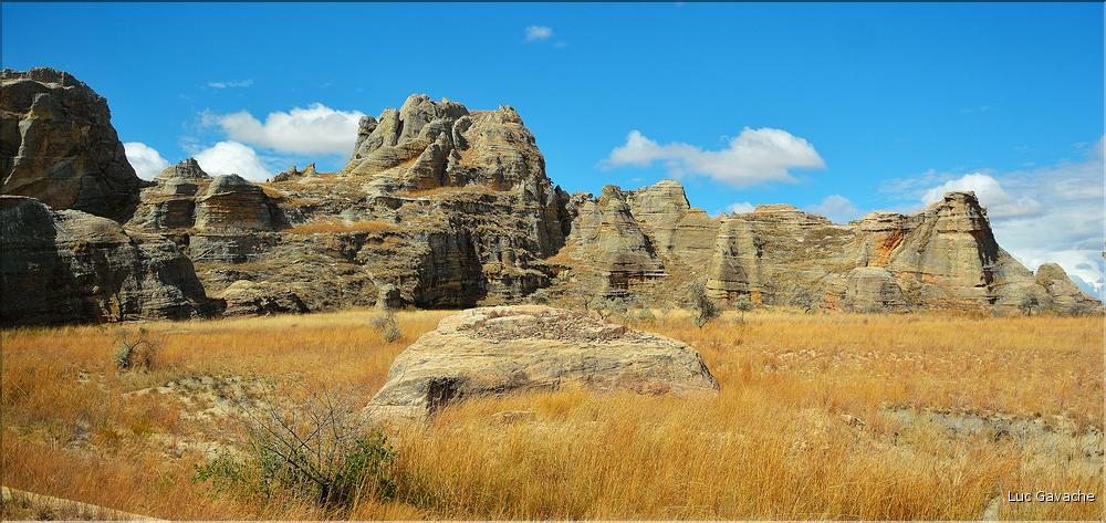 Le Parc National d'Isalo est composé de grès, résultant d'anciens fond marins, qui remontent au jurassique. (3)