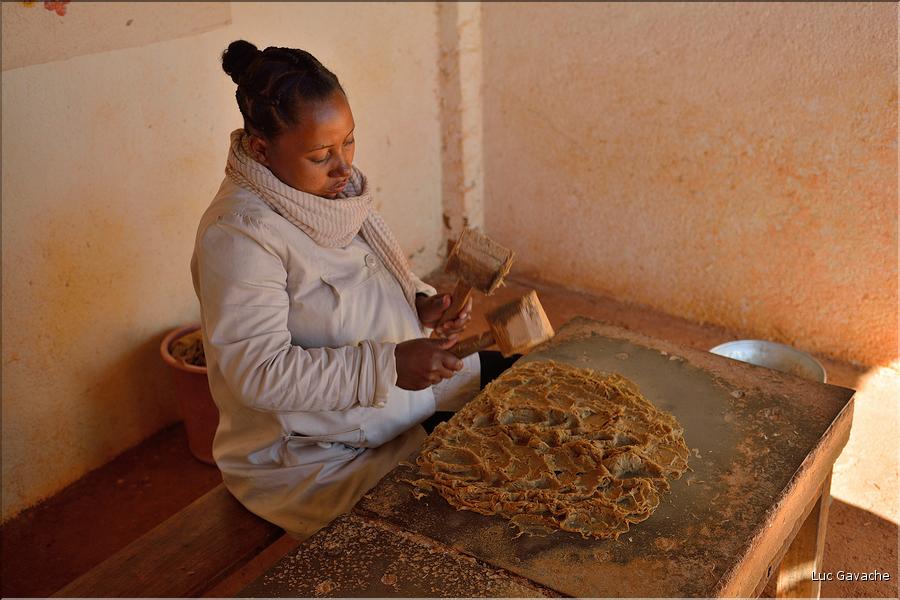 La ville d'Ambalavao est renommée pour ses fabriques de papier traditionnel... (2)