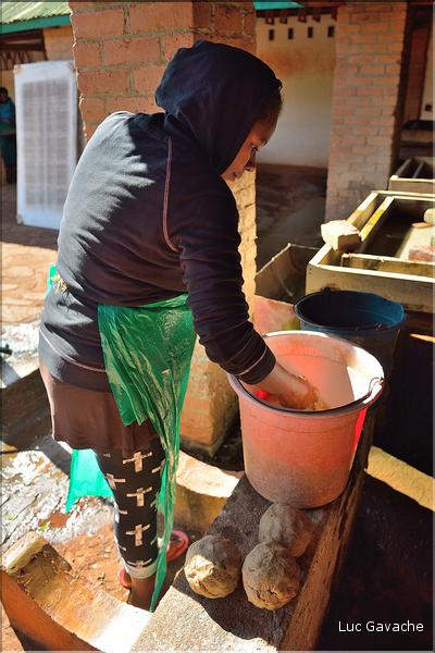 La ville d'Ambalavao est renommée pour ses fabriques de papier traditionnel... (3)