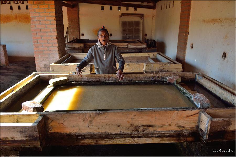 La ville d'Ambalavao est renommée pour ses fabriques de papier traditionnel... (4)