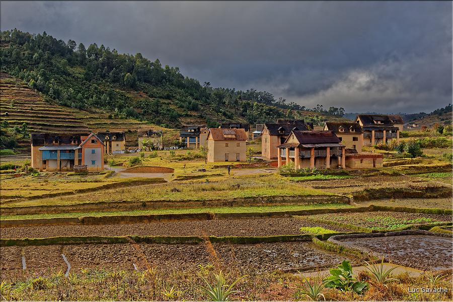 Sur la route entre Fianarantsoa et Ambositra se succèdent les villages des hautes terres.  (14)