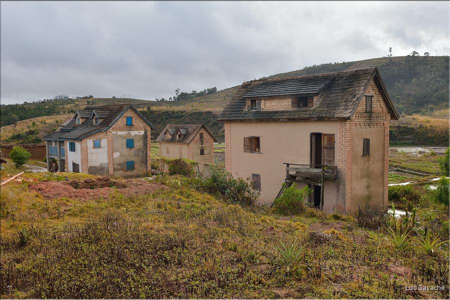 Sur la route entre Fianarantsoa et Ambositra se succèdent les villages des hautes terres.  (15)