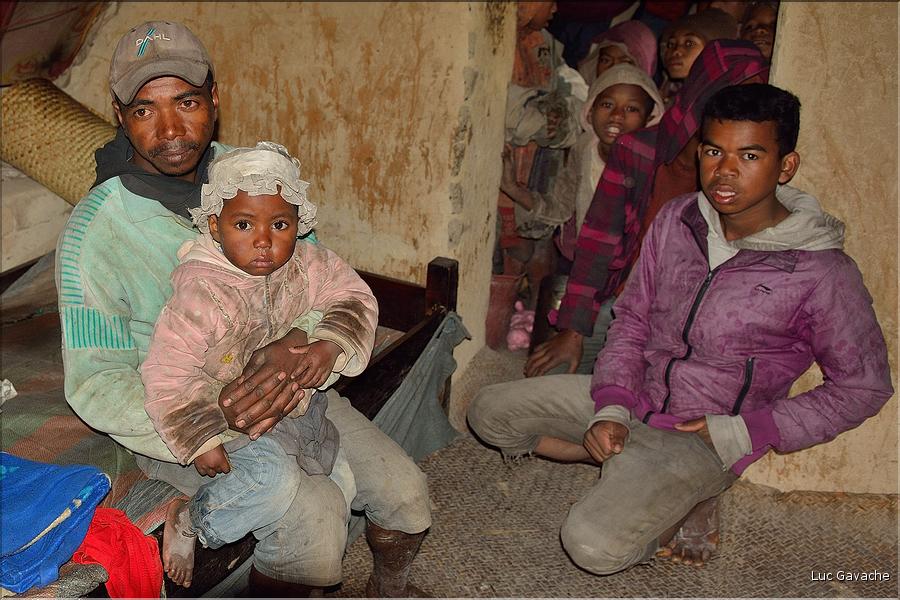 Sur la route entre Fianarantsoa et Ambositra se succèdent les villages des hautes terres.  (19)