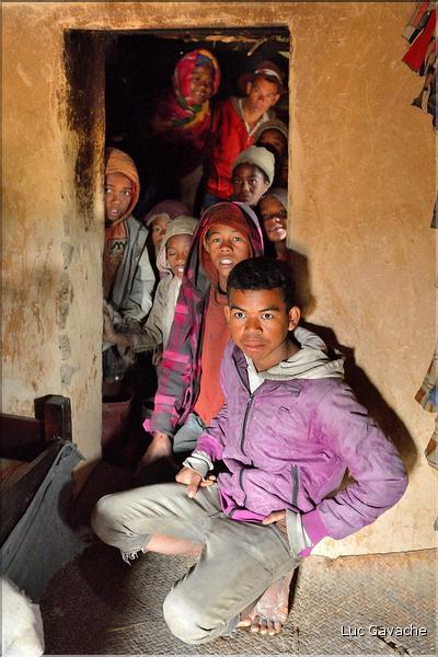 Sur la route entre Fianarantsoa et Ambositra se succèdent les villages des hautes terres.  (20)