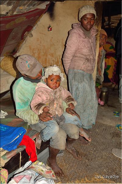 Sur la route entre Fianarantsoa et Ambositra se succèdent les villages des hautes terres.  (21)