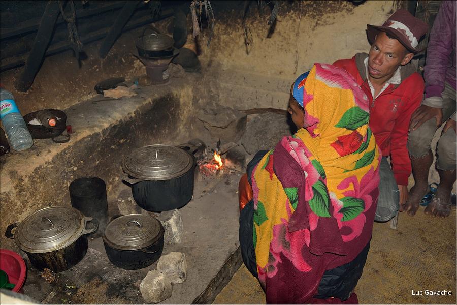 Sur la route entre Fianarantsoa et Ambositra se succèdent les villages des hautes terres.  (22)