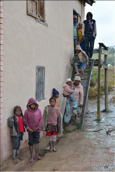 Sur la route entre Fianarantsoa et Ambositra se succèdent les villages des hautes terres.  (23)