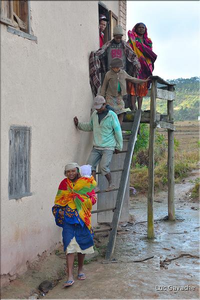 Sur la route entre Fianarantsoa et Ambositra se succèdent les villages des hautes terres.  (24)