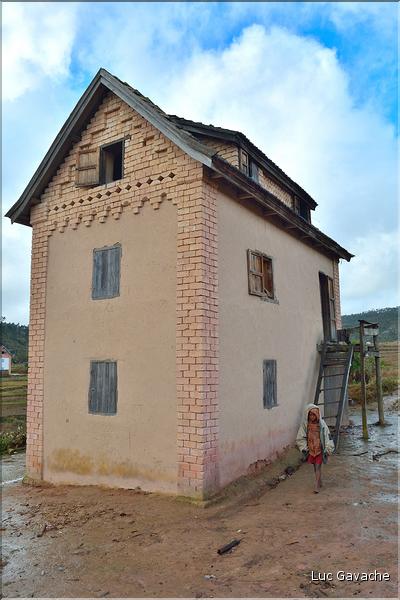 Sur la route entre Fianarantsoa et Ambositra se succèdent les villages des hautes terres.  (25)