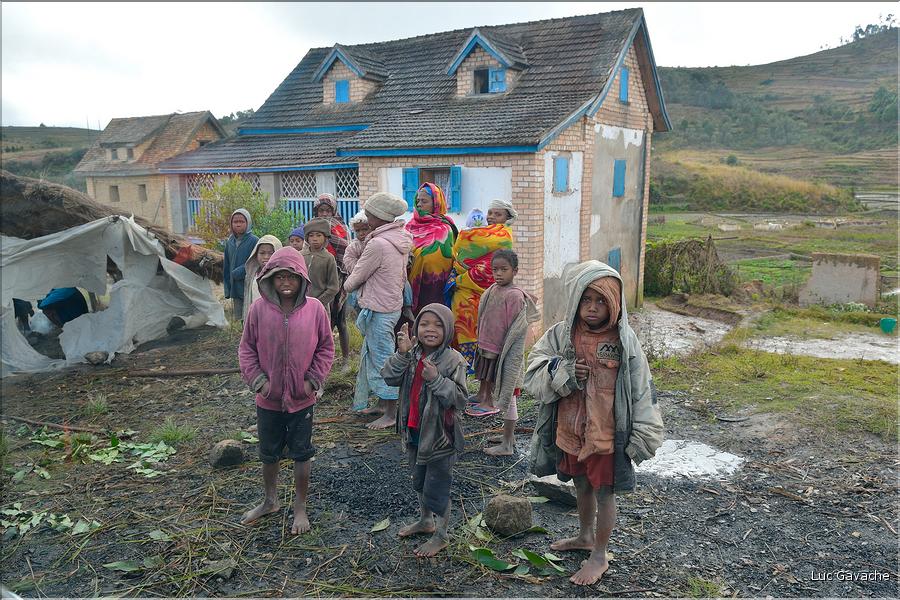 Sur la route entre Fianarantsoa et Ambositra se succèdent les villages des hautes terres.  (26)