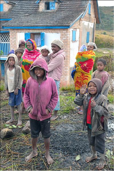 Sur la route entre Fianarantsoa et Ambositra se succèdent les villages des hautes terres.  (27)