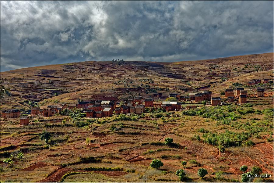 Sur la route entre Fianarantsoa et Ambositra se succèdent les villages des hautes terres.  (28)