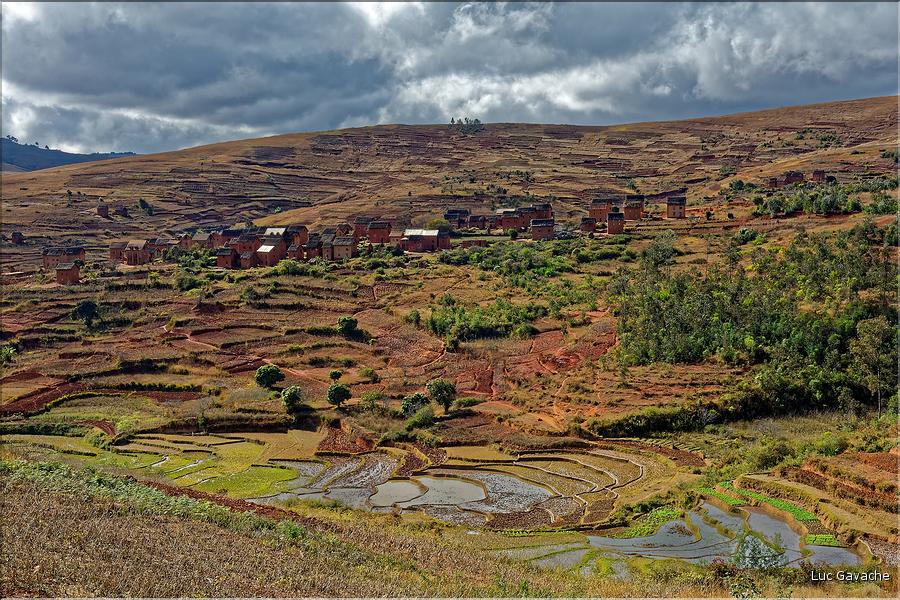 Sur la route entre Fianarantsoa et Ambositra se succèdent les villages des hautes terres.  (29)