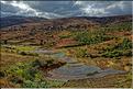 Sur la route entre Fianarantsoa et Ambositra se succèdent les villages des hautes terres.  (30)