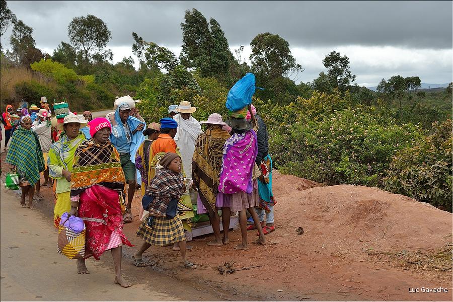 Sur la route entre Fianarantsoa et Ambositra se succèdent les villages des hautes terres.  (36)