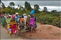 Sur la route entre Fianarantsoa et Ambositra se succèdent les villages des hautes terres.  (36)