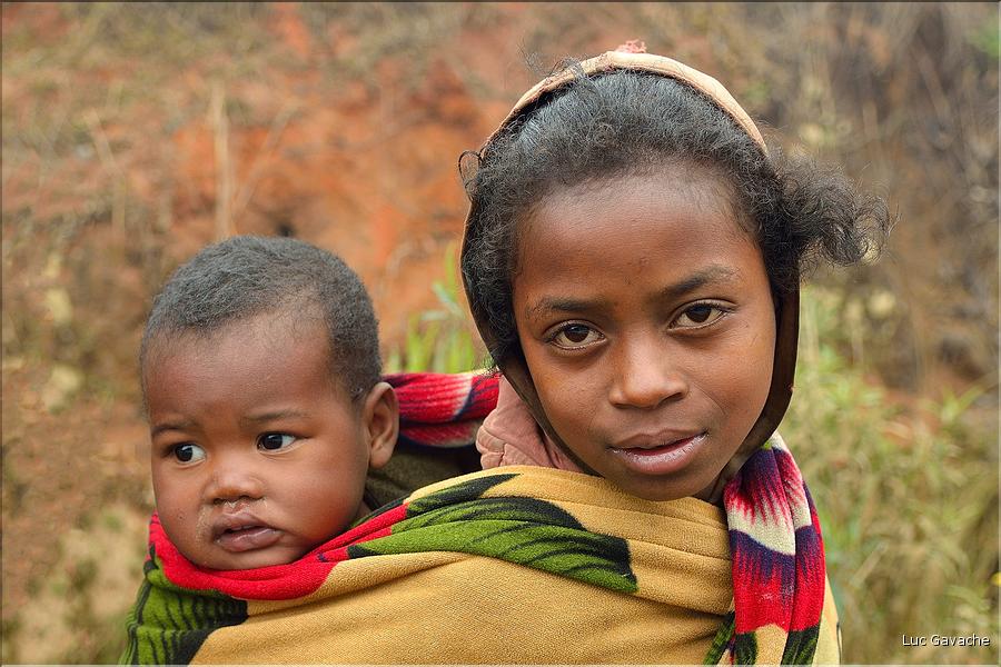 Sur la route entre Fianarantsoa et Ambositra se succèdent les villages des hautes terres.  (38)