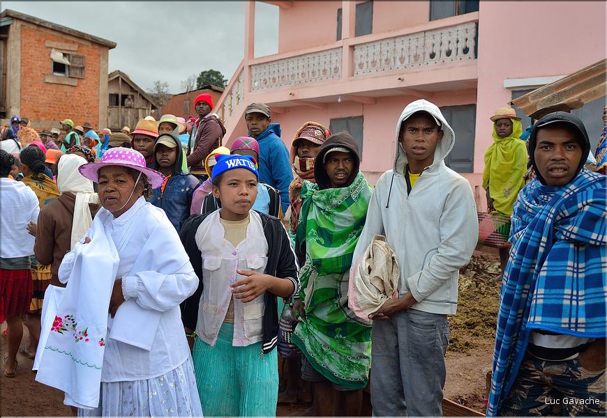 Sur la route entre Fianarantsoa et Ambositra se succéde les villages des hautes terres. Ici une procession religieuse. (12)