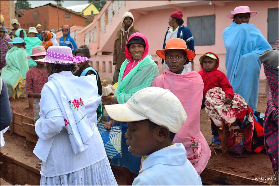 Sur la route entre Fianarantsoa et Ambositra se succéde les villages des hautes terres. Ici une procession religieuse. (13)