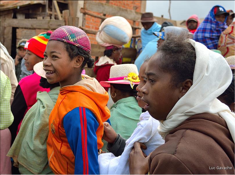 Sur la route entre Fianarantsoa et Ambositra se succéde les villages des hautes terres. Ici une procession religieuse. (14)