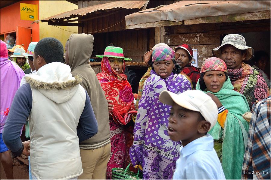 Sur la route entre Fianarantsoa et Ambositra se succéde les villages des hautes terres. Ici une procession religieuse. (15)