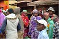 Sur la route entre Fianarantsoa et Ambositra se succéde les villages des hautes terres. Ici une procession religieuse. (15)