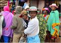 Sur la route entre Fianarantsoa et Ambositra se succéde les villages des hautes terres. Ici une procession religieuse. (16)