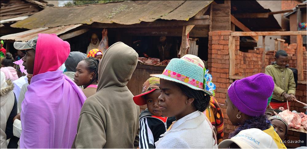 Sur la route entre Fianarantsoa et Ambositra se succéde les villages des hautes terres. Ici une procession religieuse. (17)