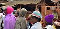 Sur la route entre Fianarantsoa et Ambositra se succéde les villages des hautes terres. Ici une procession religieuse. (17)