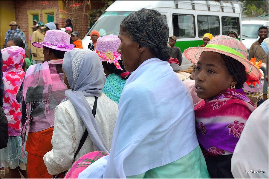 Sur la route entre Fianarantsoa et Ambositra se succéde les villages des hautes terres. Ici une procession religieuse. (18)