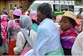 Sur la route entre Fianarantsoa et Ambositra se succéde les villages des hautes terres. Ici une procession religieuse. (18)