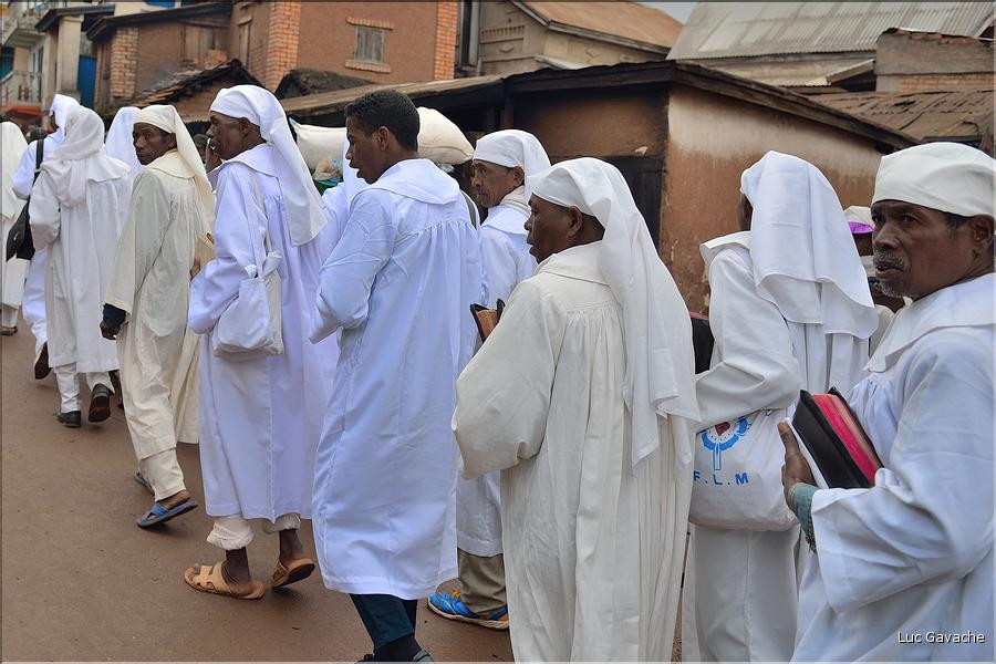 Sur la route entre Fianarantsoa et Ambositra se succéde les villages des hautes terres. Ici une procession religieuse. (19)