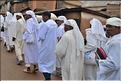 Sur la route entre Fianarantsoa et Ambositra se succéde les villages des hautes terres. Ici une procession religieuse. (19)