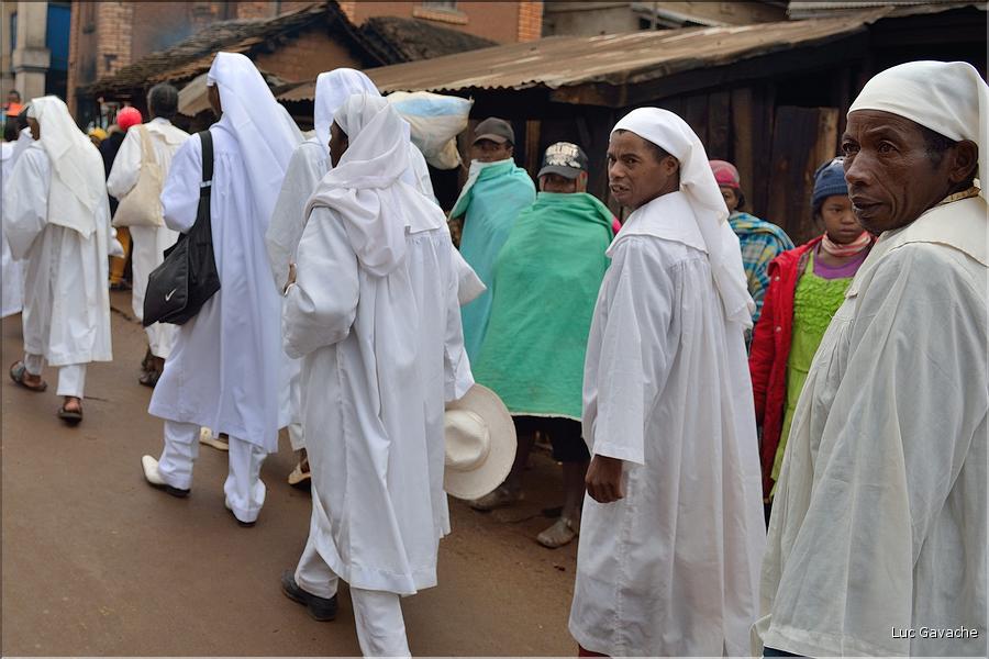 Sur la route entre Fianarantsoa et Ambositra se succéde les villages des hautes terres. Ici une procession religieuse. (20)