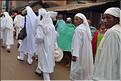 Sur la route entre Fianarantsoa et Ambositra se succéde les villages des hautes terres. Ici une procession religieuse. (20)