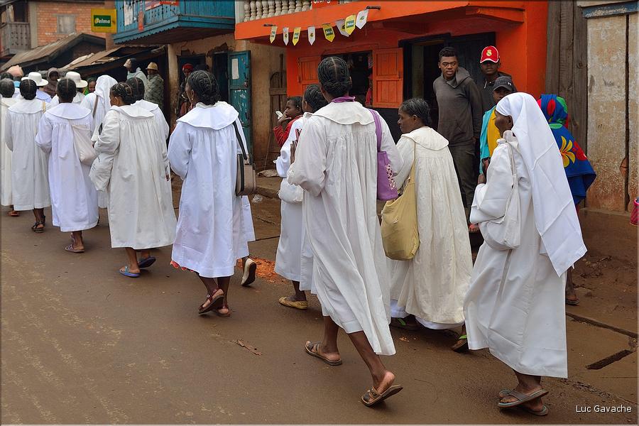 Sur la route entre Fianarantsoa et Ambositra se succéde les villages des hautes terres. Ici une procession religieuse. (21)