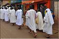 Sur la route entre Fianarantsoa et Ambositra se succéde les villages des hautes terres. Ici une procession religieuse. (21)