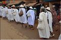 Sur la route entre Fianarantsoa et Ambositra se succéde les villages des hautes terres. Ici une procession religieuse. (22)