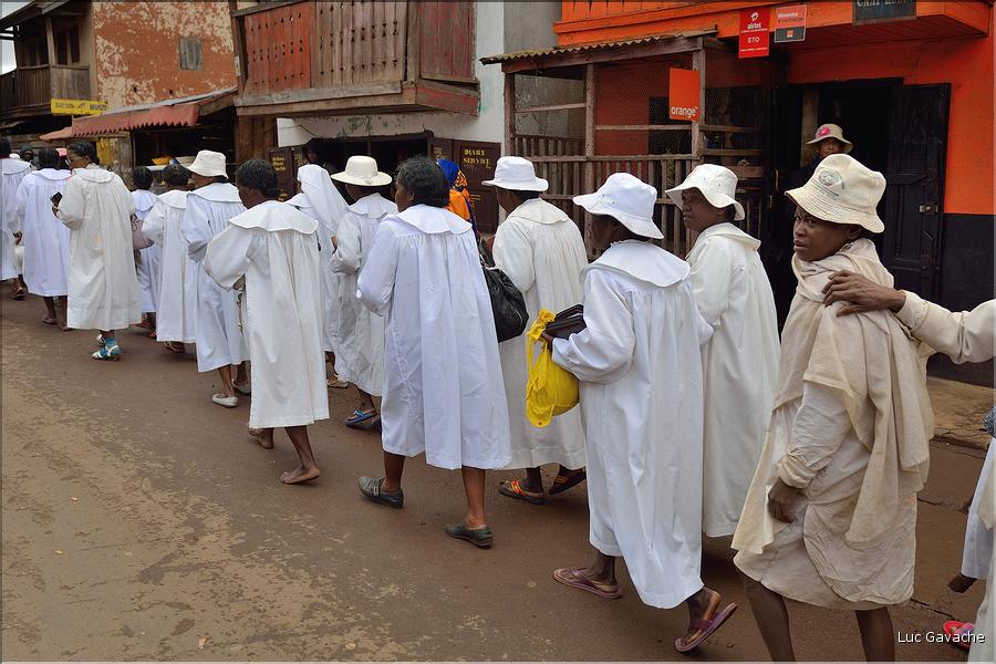 Sur la route entre Fianarantsoa et Ambositra se succéde les villages des hautes terres. Ici une procession religieuse. (23)