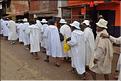 Sur la route entre Fianarantsoa et Ambositra se succéde les villages des hautes terres. Ici une procession religieuse. (23)