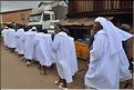 Sur la route entre Fianarantsoa et Ambositra se succéde les villages des hautes terres. Ici une procession religieuse. (24)