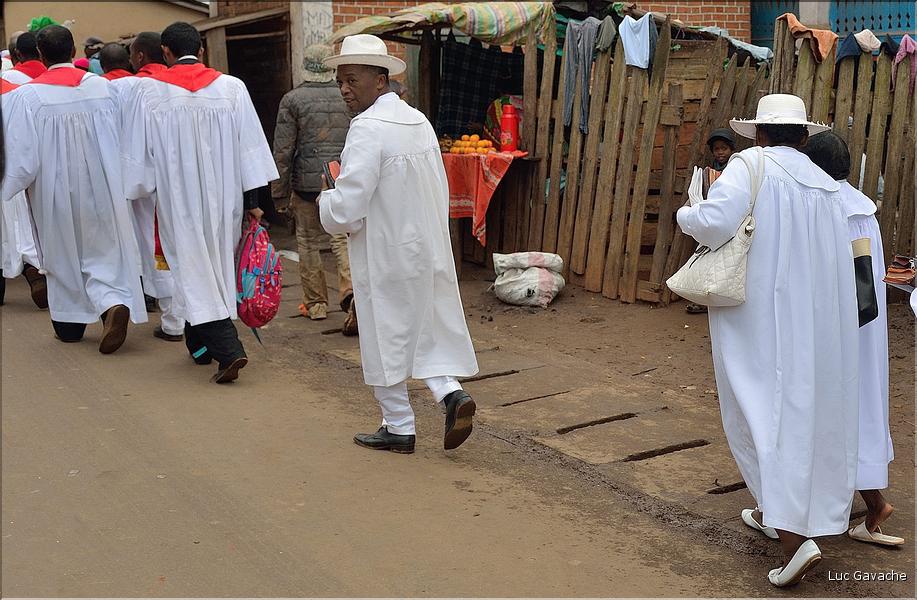 Sur la route entre Fianarantsoa et Ambositra se succéde les villages des hautes terres. Ici une procession religieuse. (25)