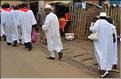 Sur la route entre Fianarantsoa et Ambositra se succéde les villages des hautes terres. Ici une procession religieuse. (25)